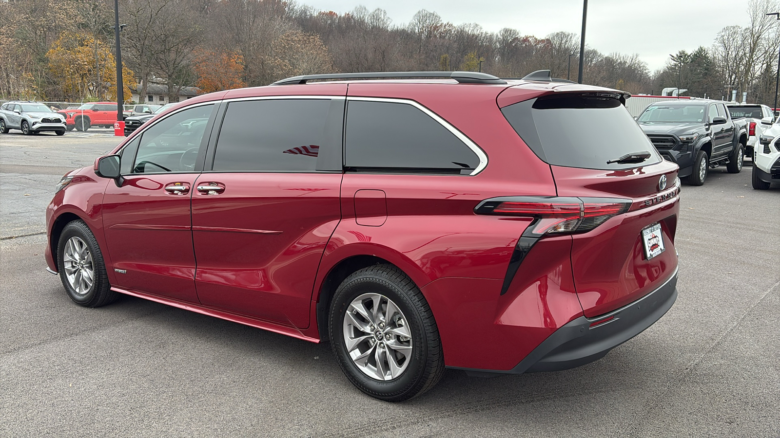 2021 Toyota Sienna XLE 3