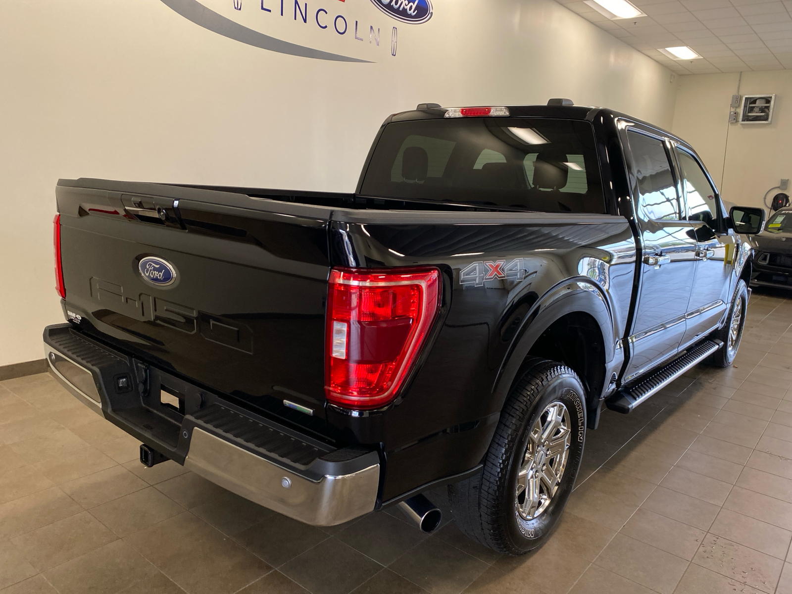 2021 Ford F-150 2021 FORD F-150 XLT CREW CAB 4DR 145 WB 4WD 7