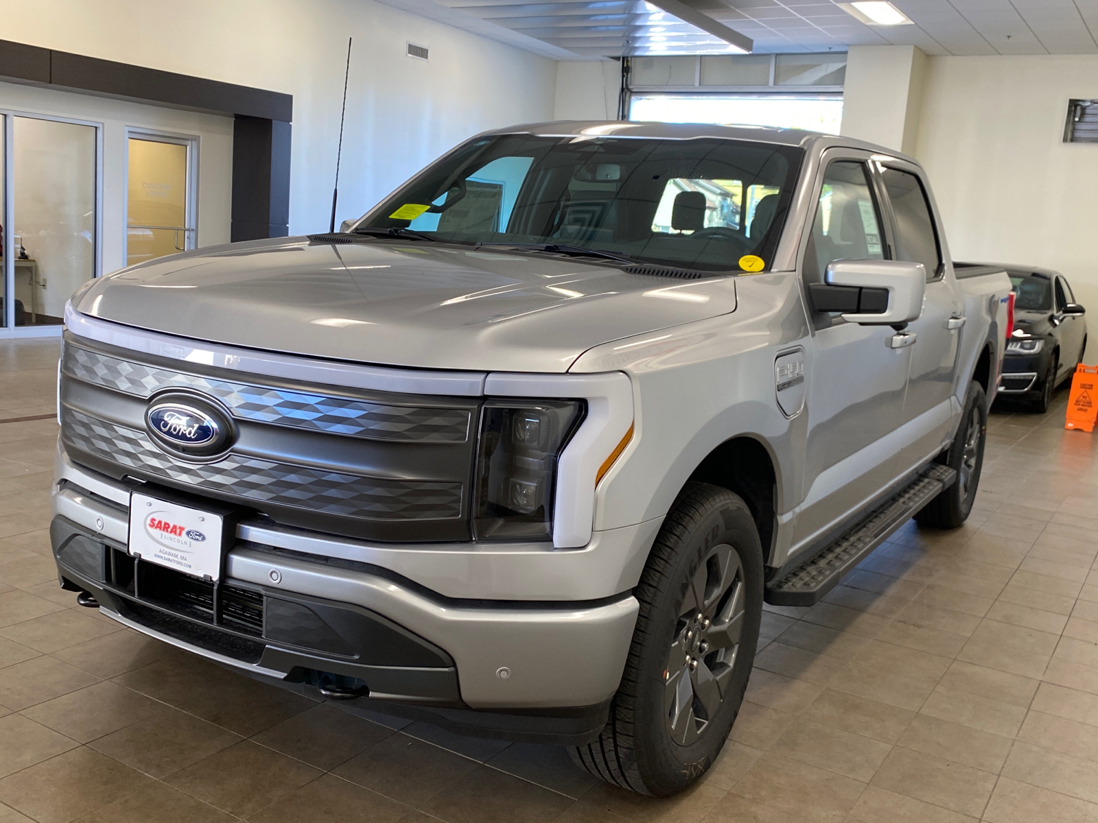 2023 Ford F-150 Lightning 2023 FORD F-150 LIGHTNING LARIAT CREW CAB 4DR 145  3