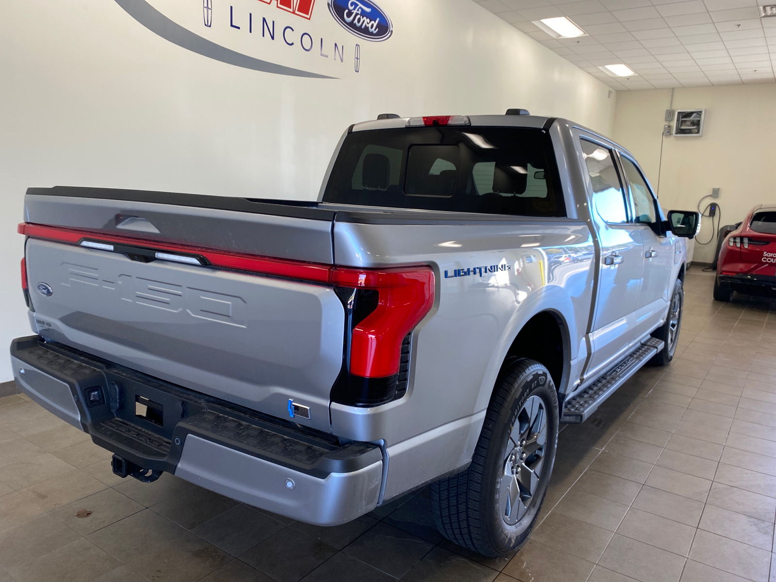 2023 Ford F-150 Lightning 2023 FORD F-150 LIGHTNING LARIAT CREW CAB 4DR 145  6