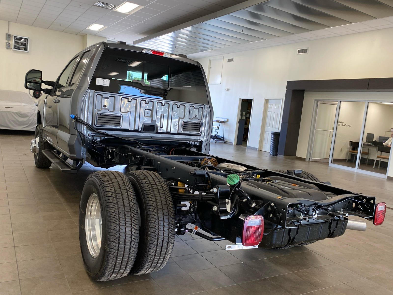 2024 Ford Super Duty F-350 DRW 2024 FORD F-350 CHASSIS LARIAT SUPER CAB DRW 4DR 1 5