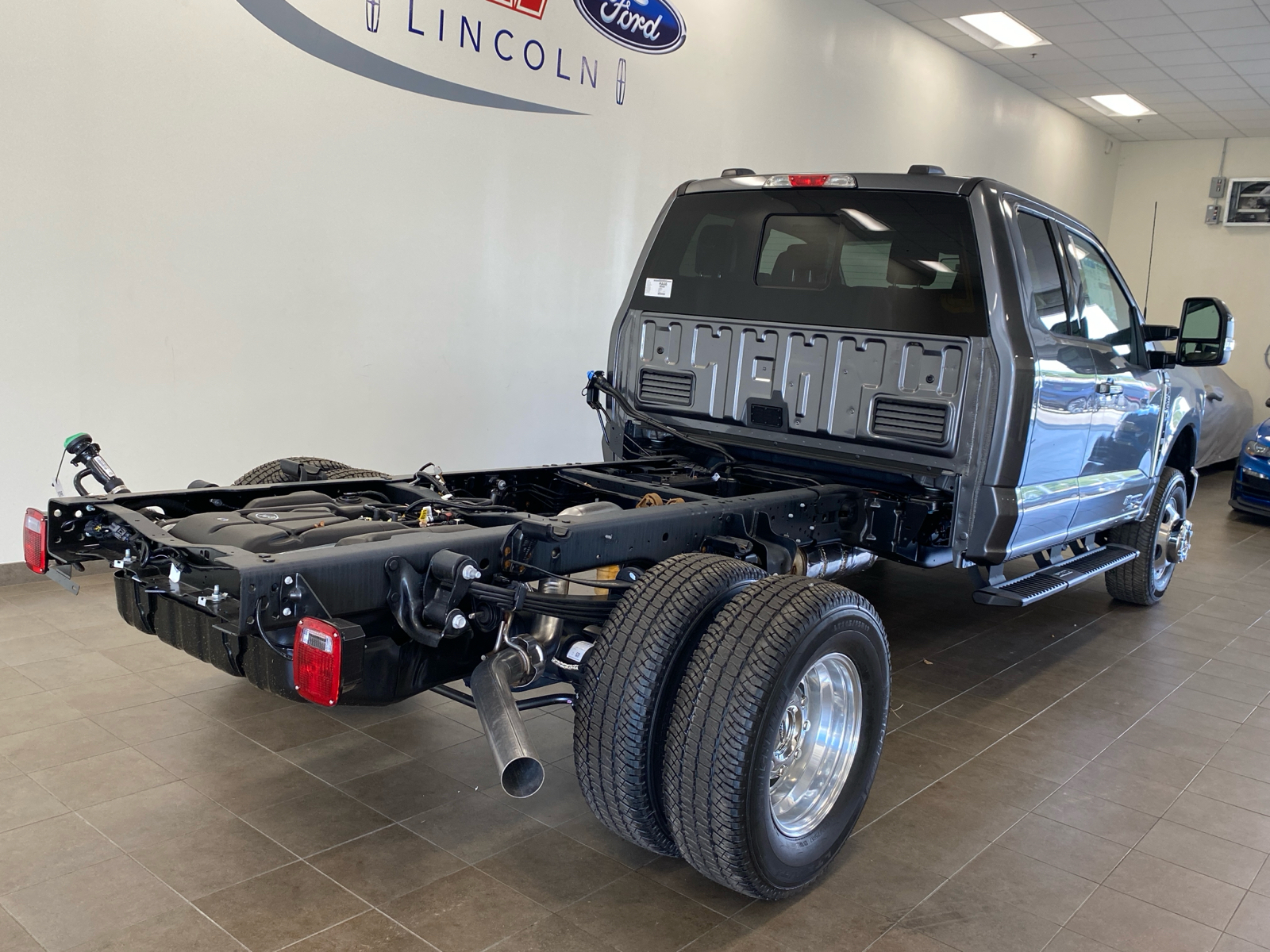 2024 Ford Super Duty F-350 DRW 2024 FORD F-350 CHASSIS LARIAT SUPER CAB DRW 4DR 1 7