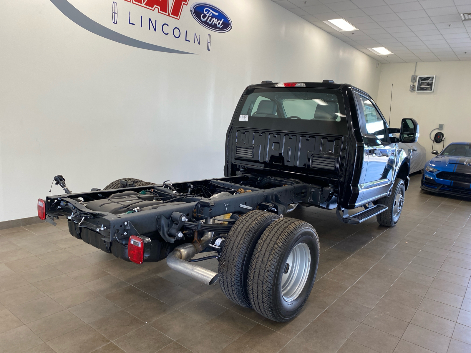 2024 Ford Super Duty F-350 DRW 2024 FORD F-350 CHASSIS XL REG. CAB DRW 2DR 145 W 8