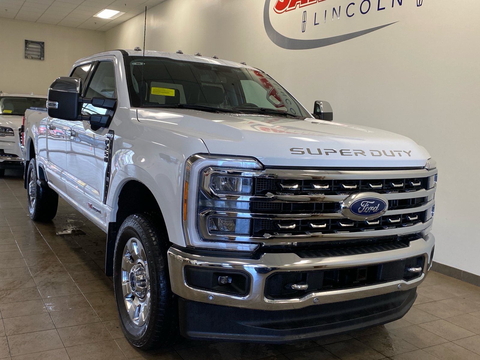 2023 Ford Super Duty F-250 SRW LARIAT 2