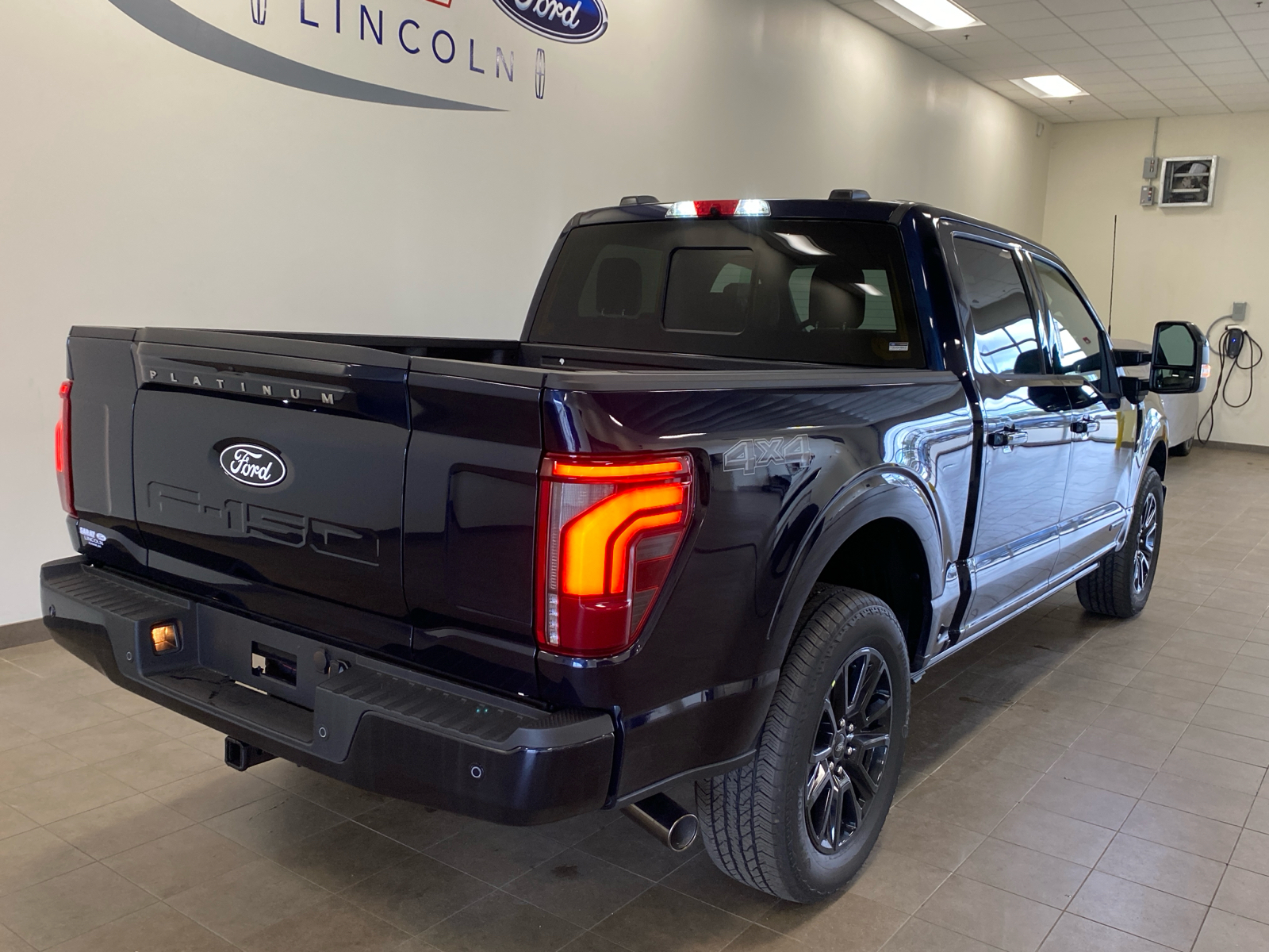 2024 Ford F-150 2024 FORD F-150 PLATINUM CREW CAB 4DR 145 WB 4WD 8