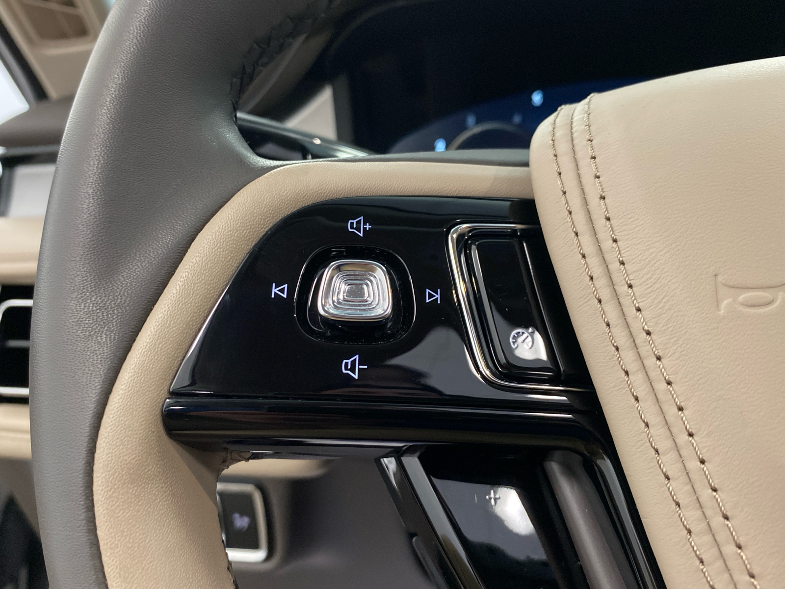 2023 Lincoln Aviator Standard 21