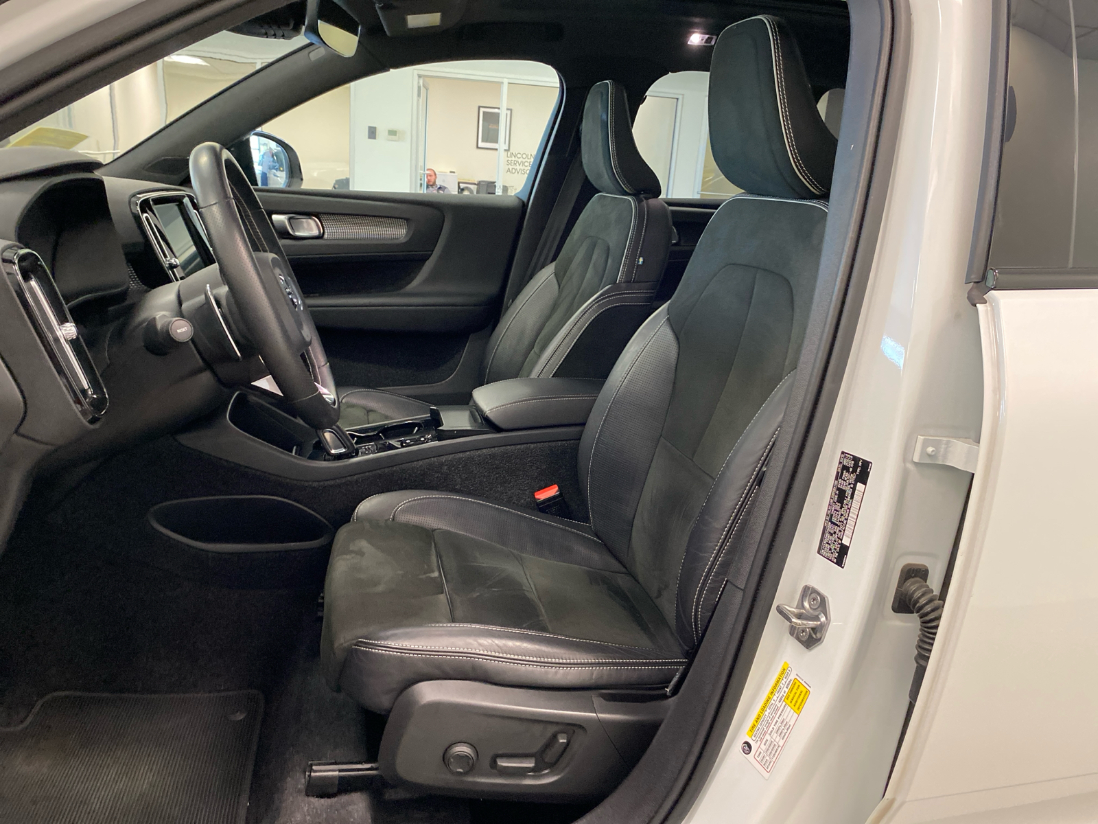 2019 Volvo XC40 R-Design 18