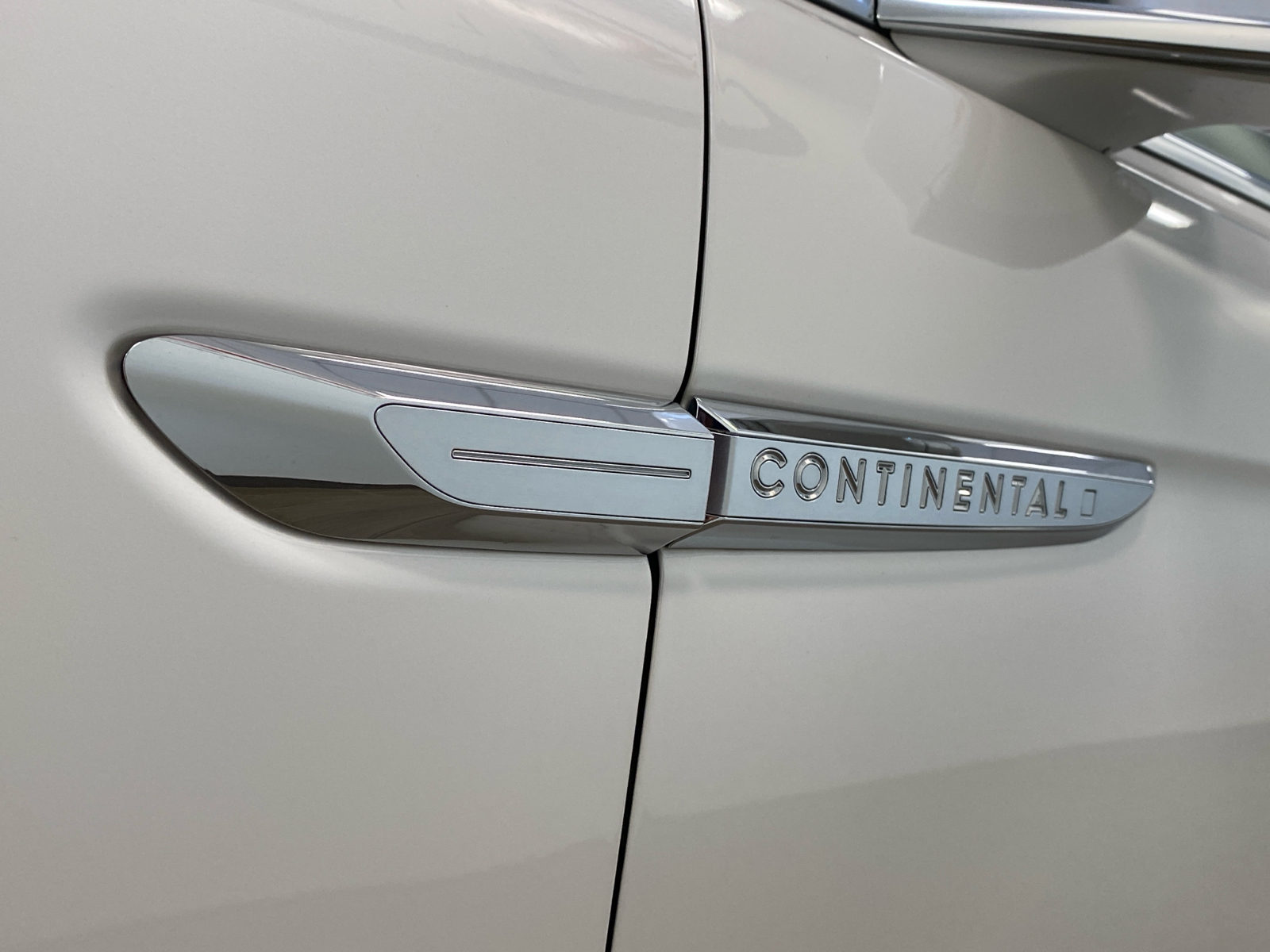 2018 Lincoln Continental  13