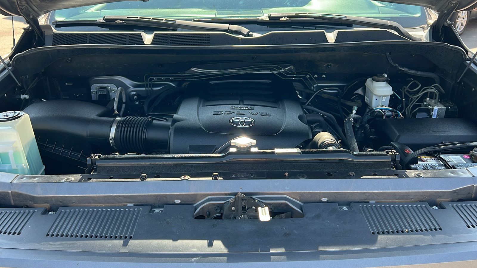 2015 Toyota Tundra SR5 CrewMax 5.7L V8 6-Spd AT 10