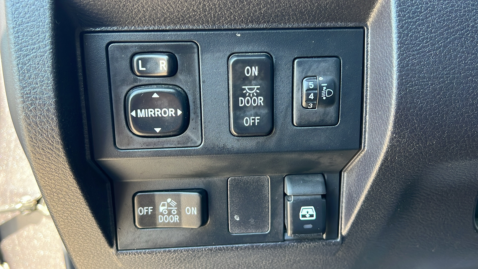 2015 Toyota Tundra SR5 CrewMax 5.7L V8 6-Spd AT 28