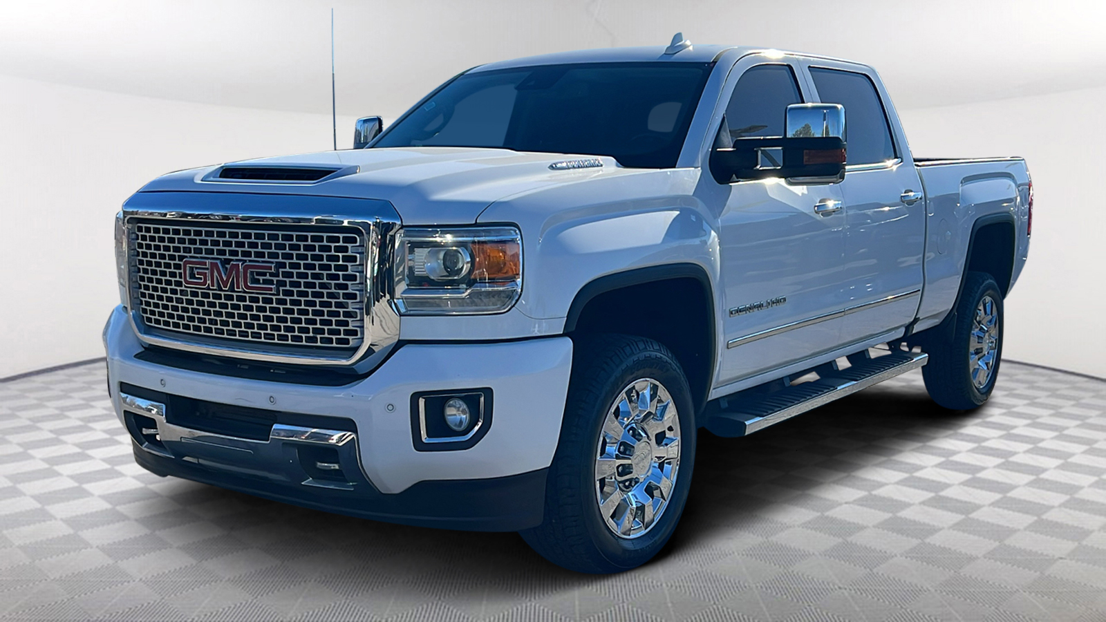 2017 GMC Sierra 2500HD Denali 4WD Crew Cab 153.7 1