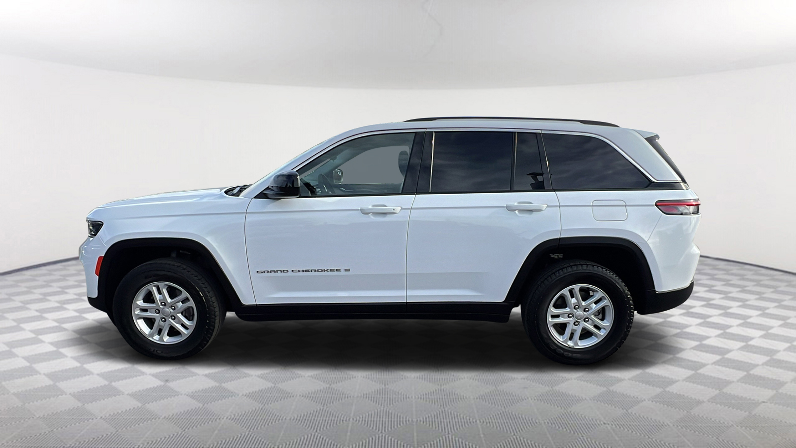 2023 Jeep Grand Cherokee Laredo 3