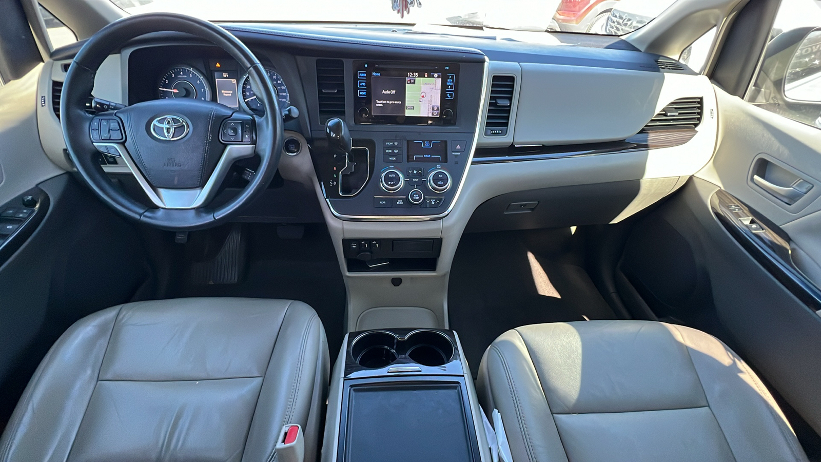 2017 Toyota Sienna XLE 10