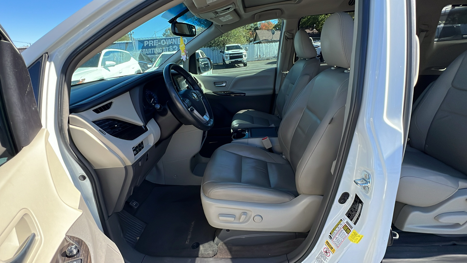 2017 Toyota Sienna XLE 11