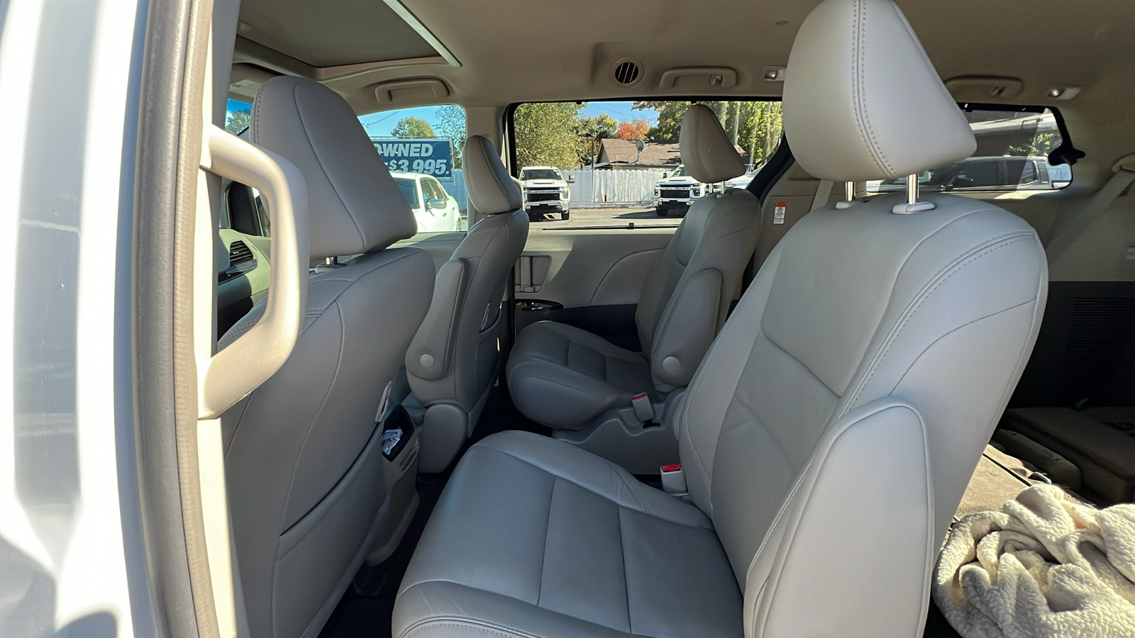 2017 Toyota Sienna XLE 13