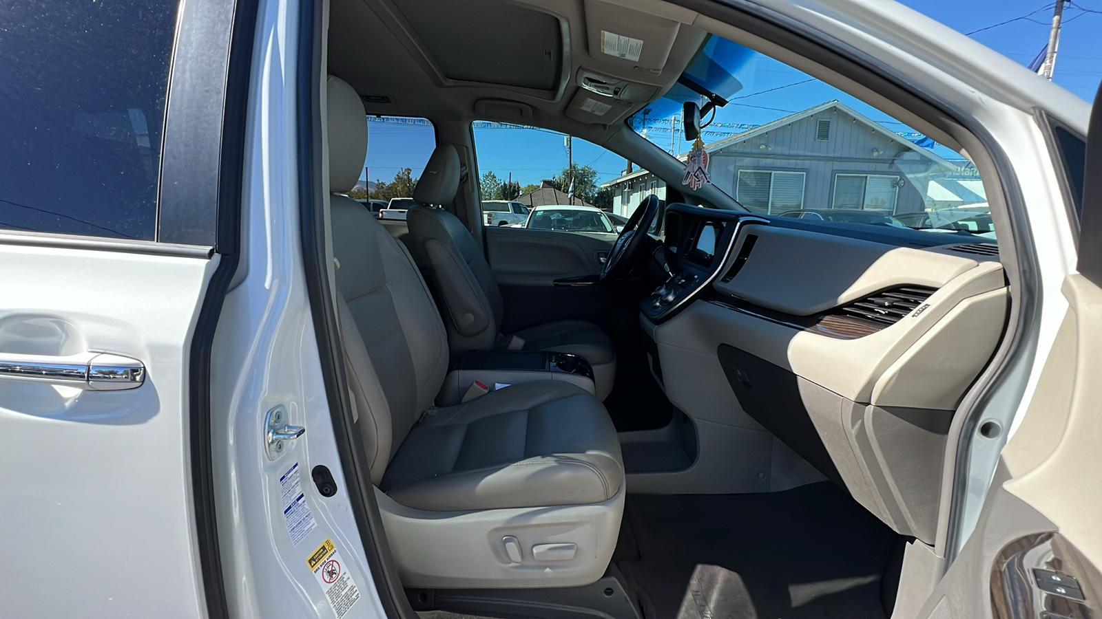 2017 Toyota Sienna XLE 14