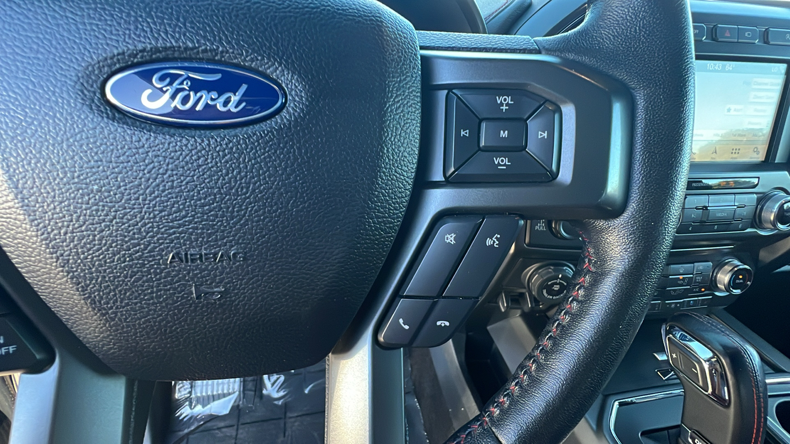 2018 Ford F-150 LARIAT 4WD SuperCrew 5.5 Box 29