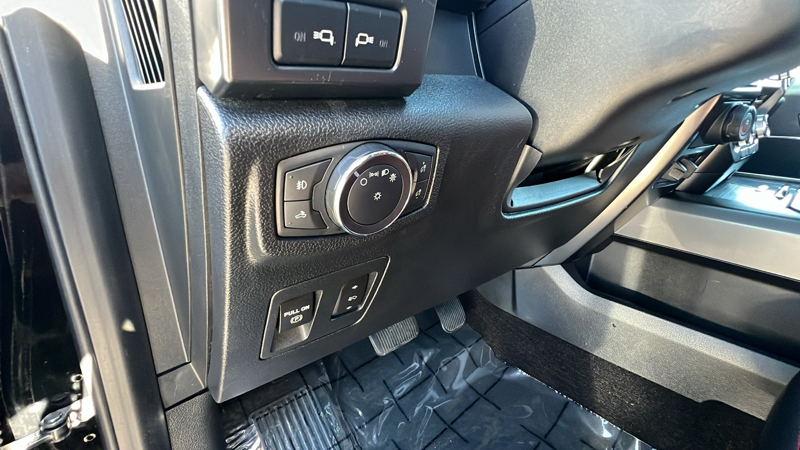 2018 Ford F-150 LARIAT 4WD SuperCrew 5.5 Box 30