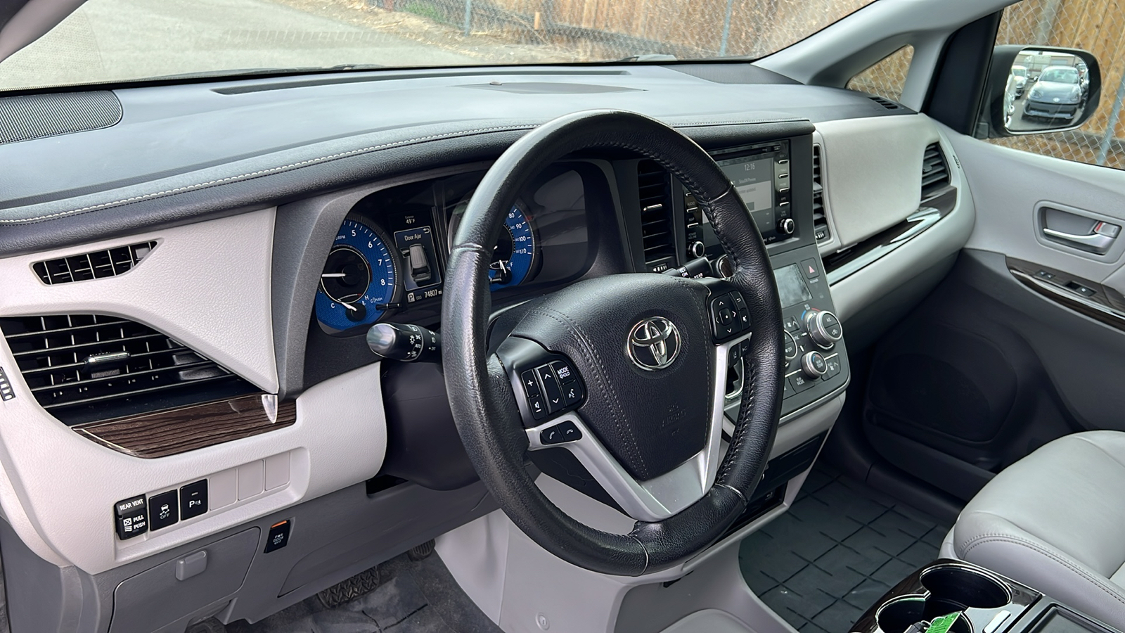 2020 Toyota Sienna XLE Premium 2