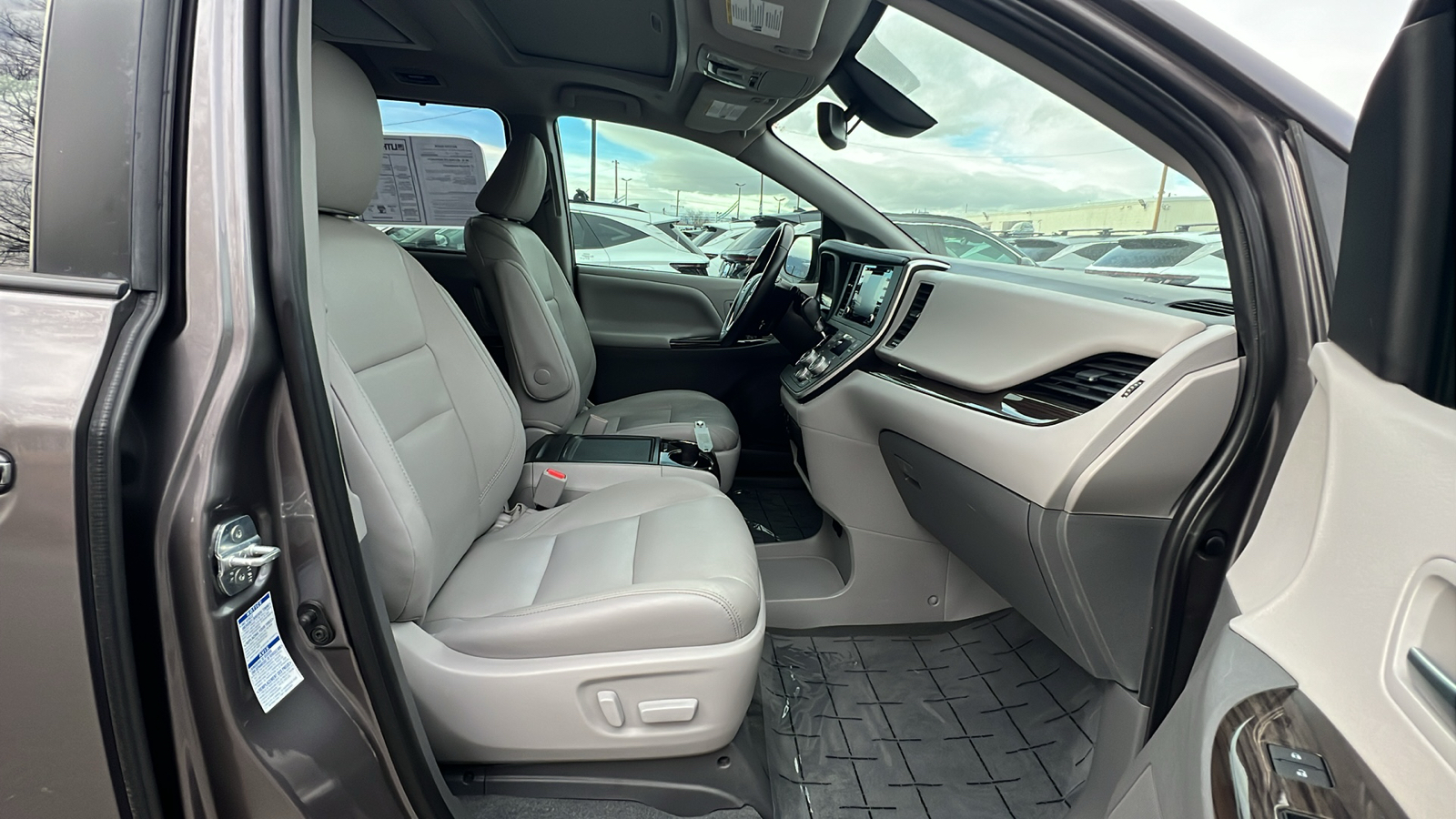 2020 Toyota Sienna XLE Premium 14