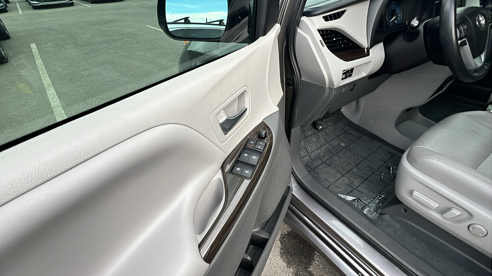 2020 Toyota Sienna XLE Premium 23