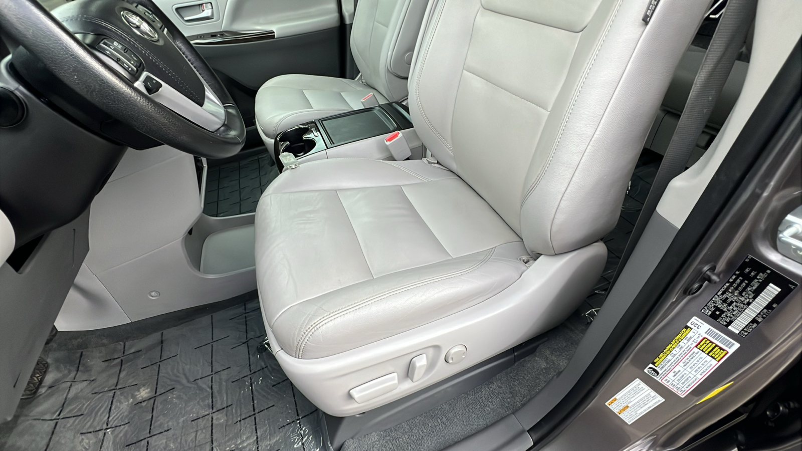 2020 Toyota Sienna XLE Premium 24