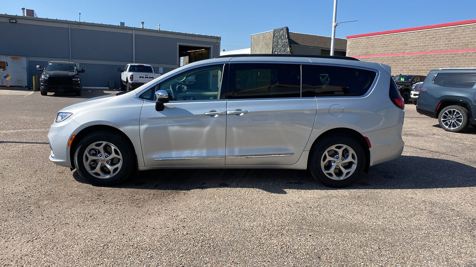 2023 Chrysler Pacifica Limited AWD 2