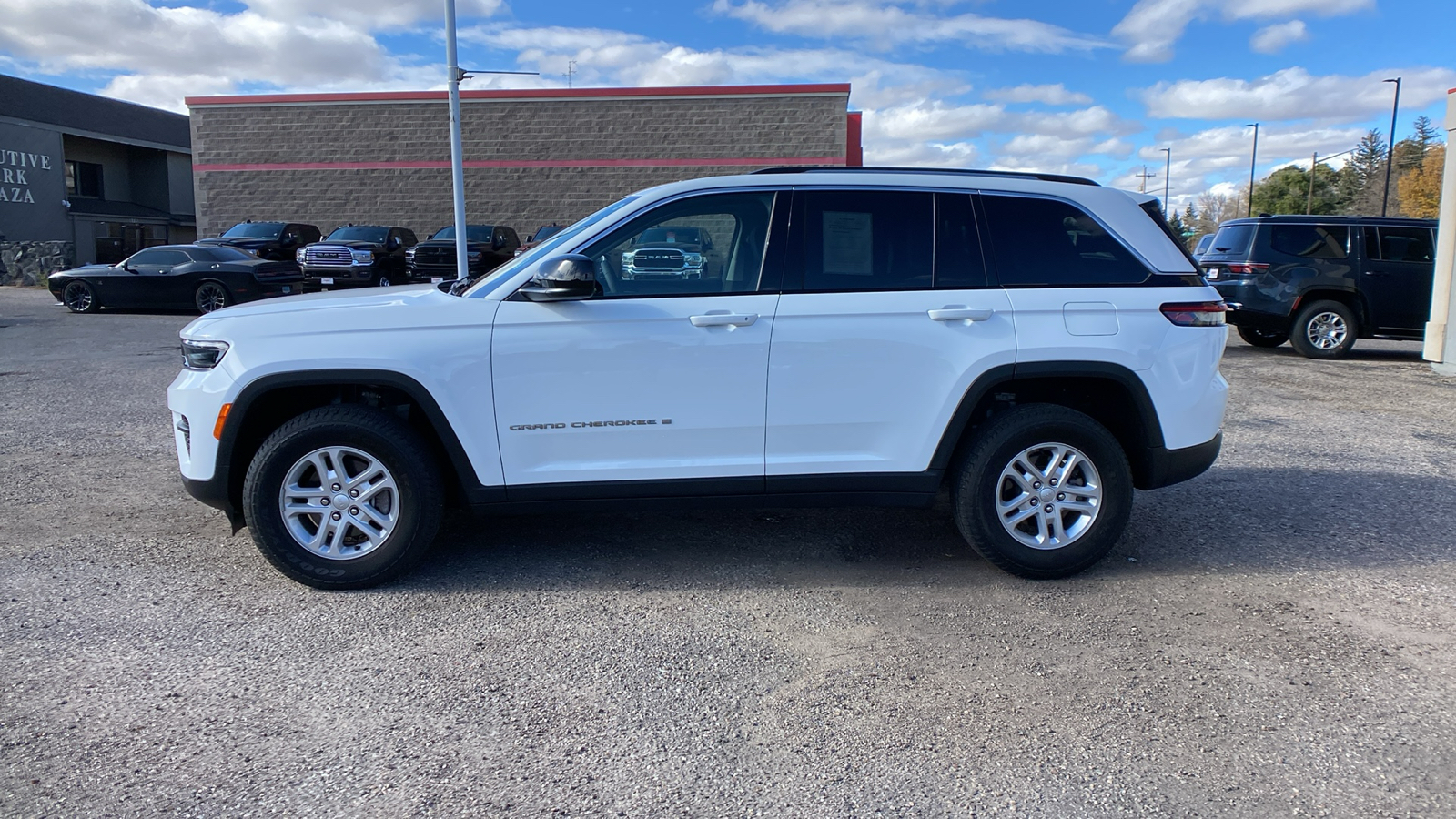 2023 Jeep Grand Cherokee Laredo 4x4 2