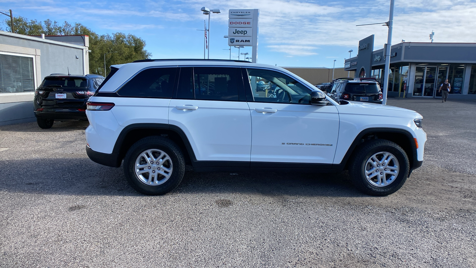 2023 Jeep Grand Cherokee Laredo 4x4 7