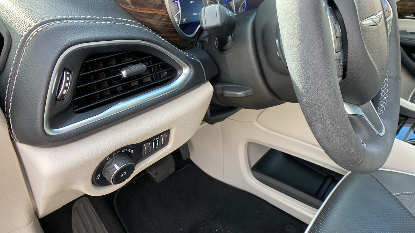 2023 Chrysler Pacifica Limited AWD 16