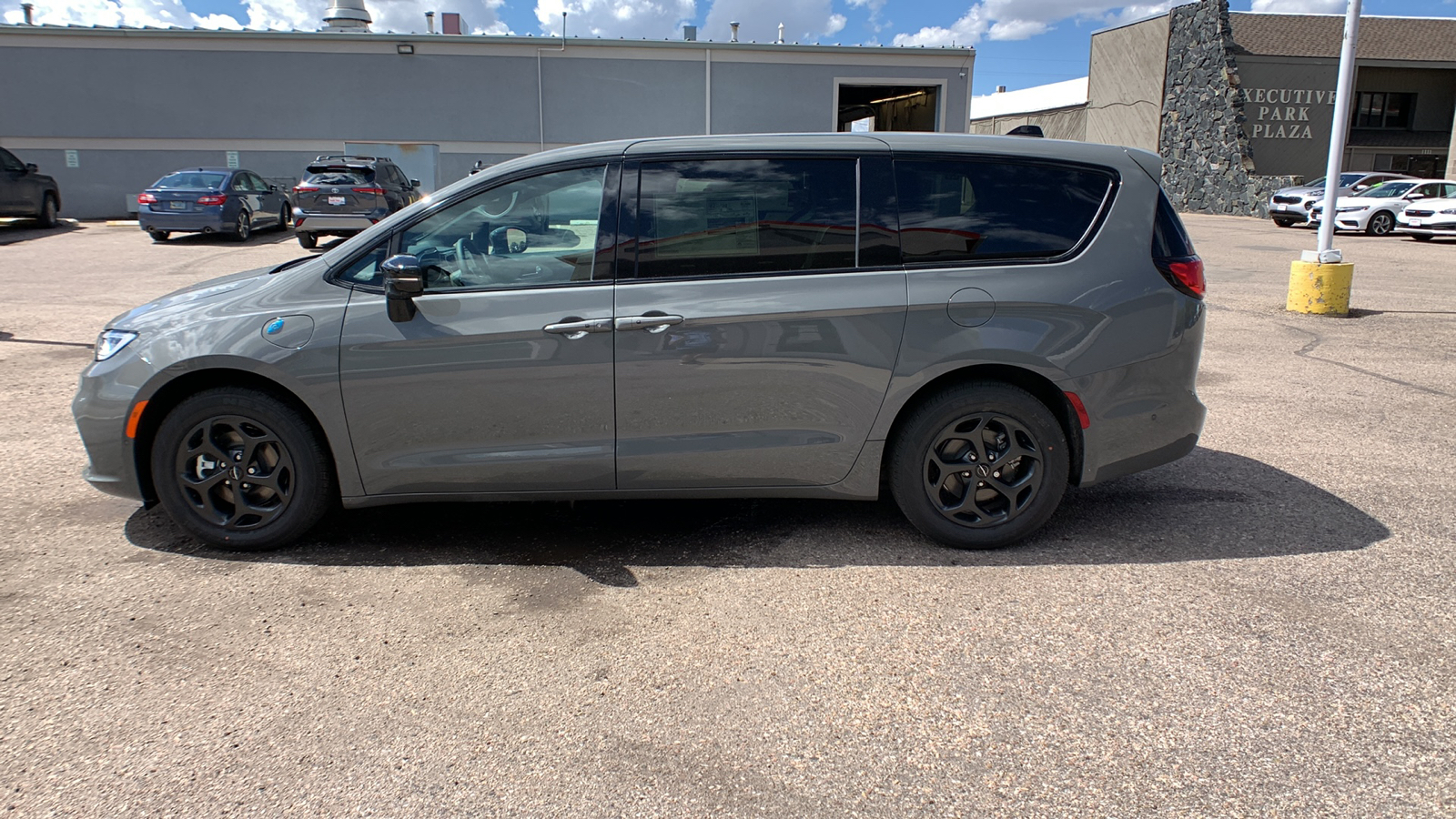 2023 Chrysler Pacifica Hybrid Limited FWD 4