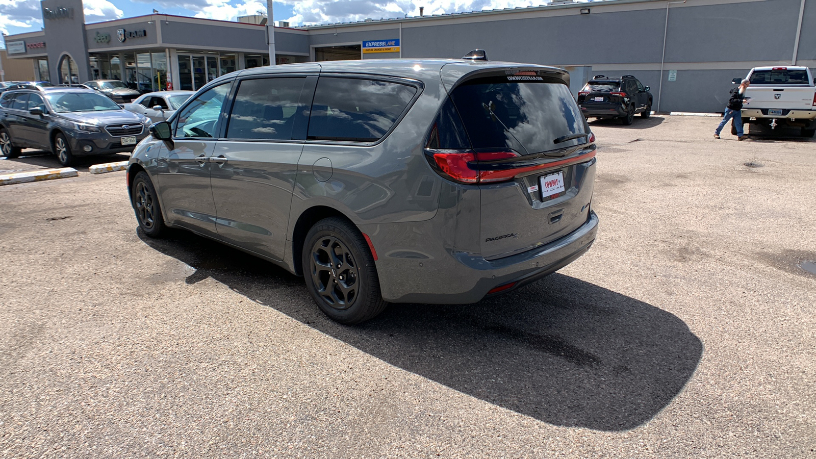 2023 Chrysler Pacifica Hybrid Limited FWD 5