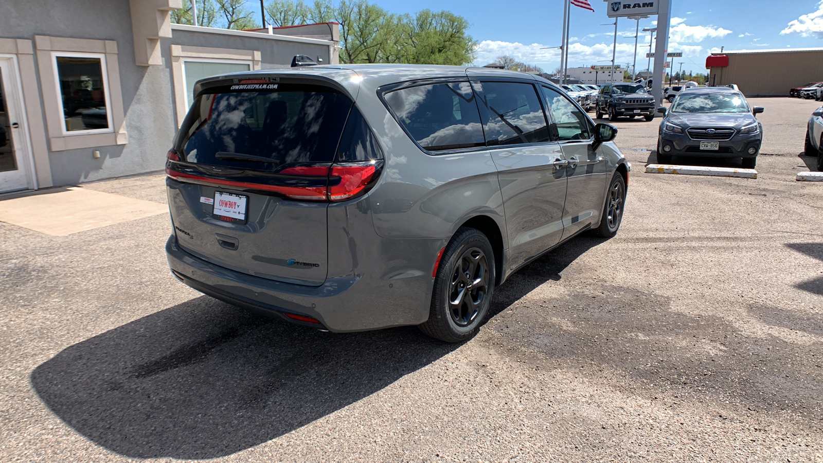 2023 Chrysler Pacifica Hybrid Limited FWD 7