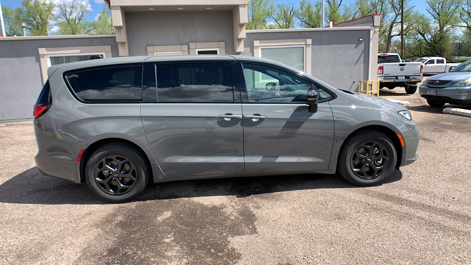 2023 Chrysler Pacifica Hybrid Limited FWD 8
