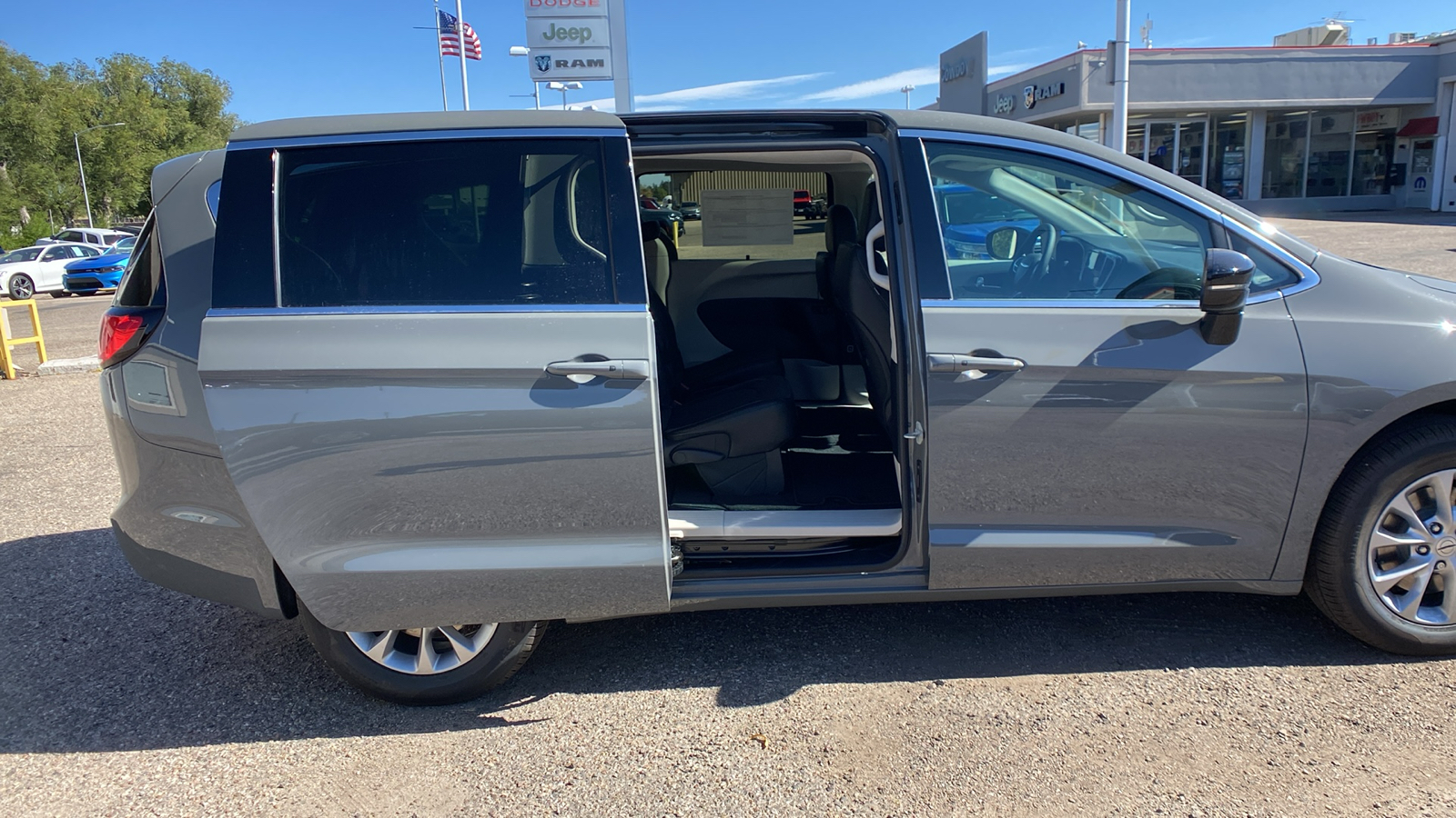 2024 Chrysler Pacifica Touring L AWD 37