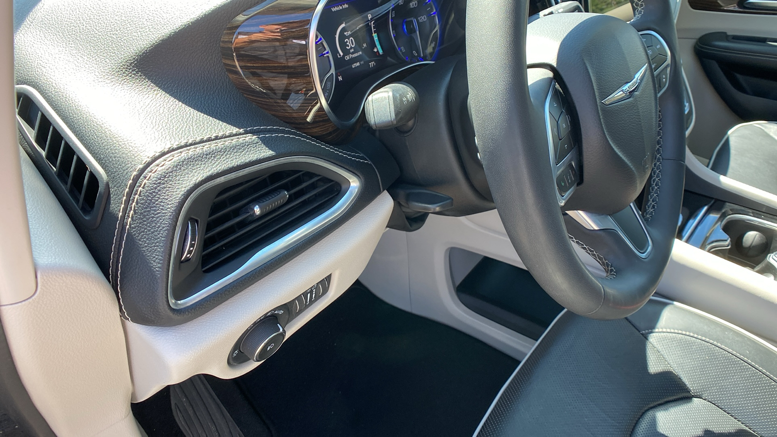 2022 Chrysler Pacifica Limited FWD 16