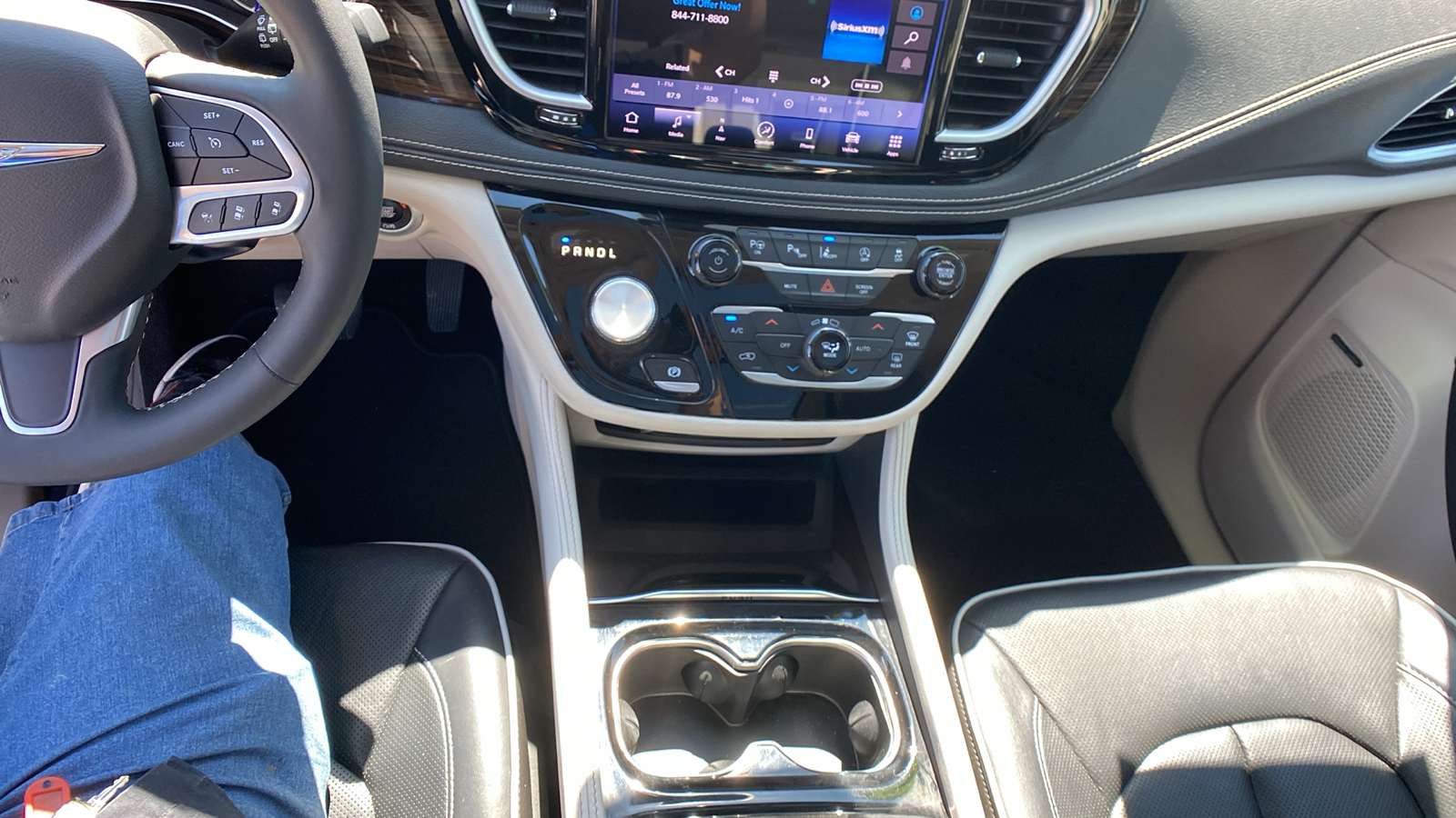 2022 Chrysler Pacifica Limited FWD 26