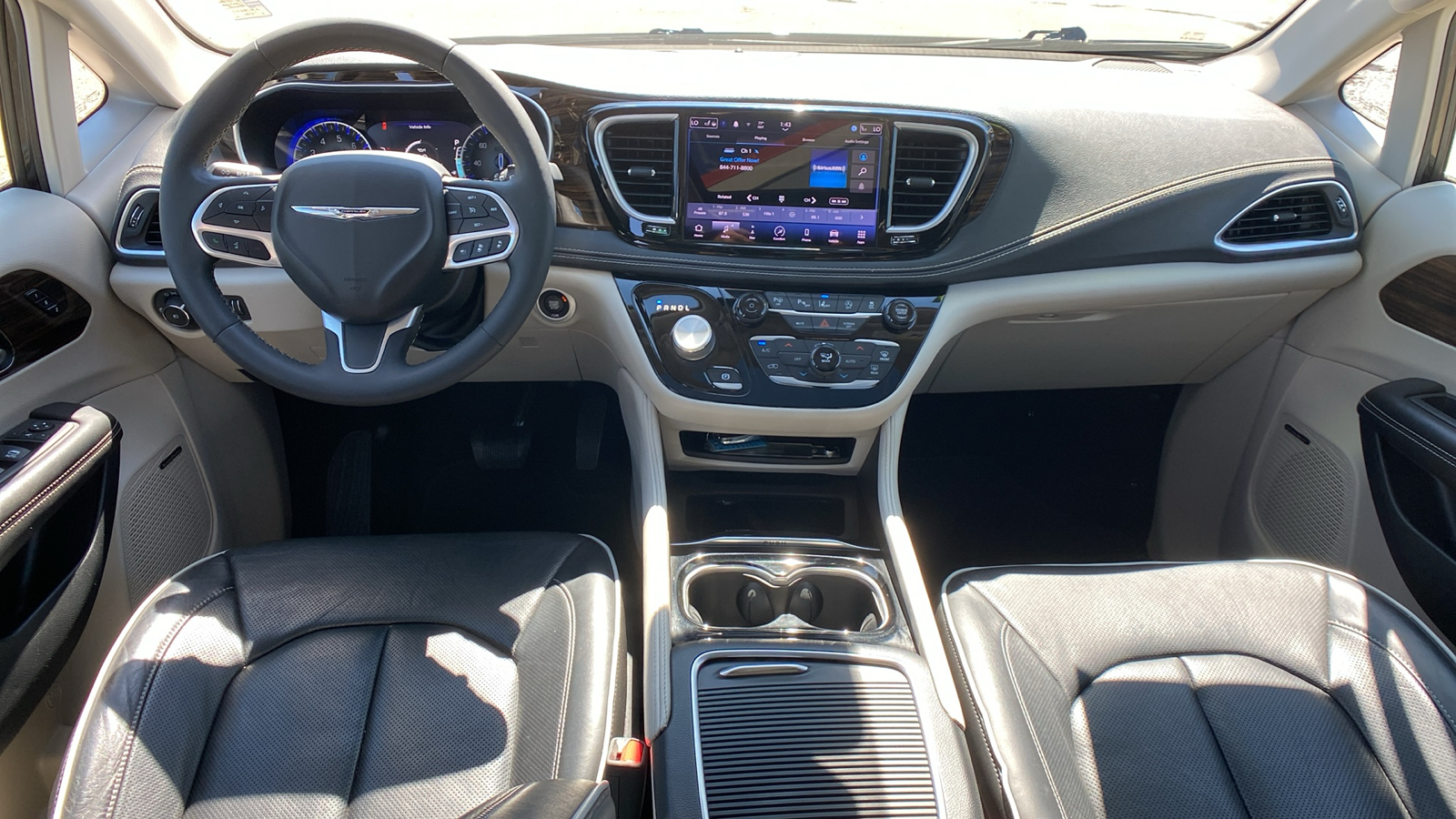 2022 Chrysler Pacifica Limited FWD 32