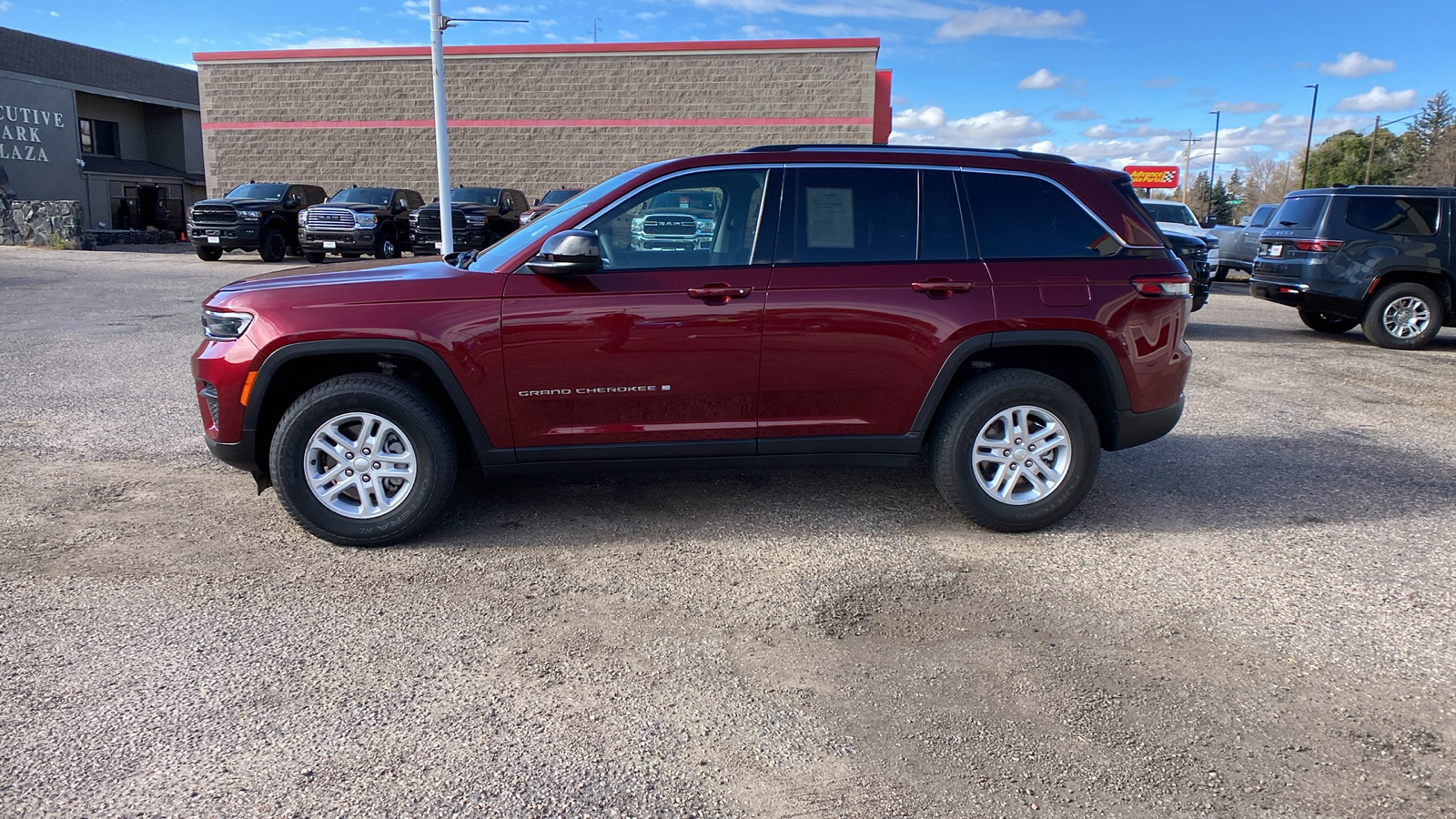 2023 Jeep Grand Cherokee Laredo 4x4 2