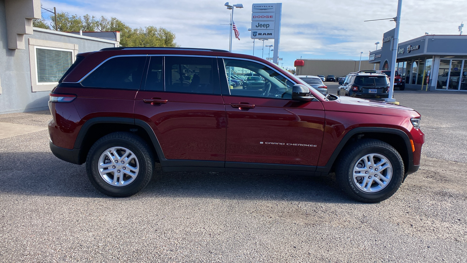 2023 Jeep Grand Cherokee Laredo 4x4 7