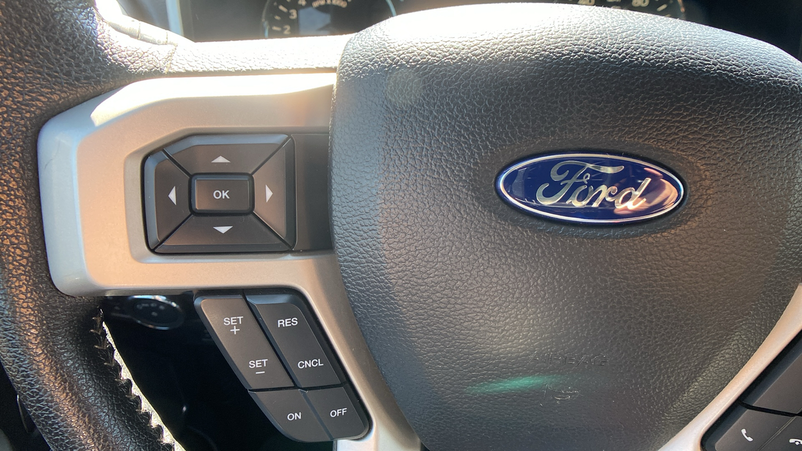 2015 Ford F-150 4WD SuperCrew 145 Lariat 22