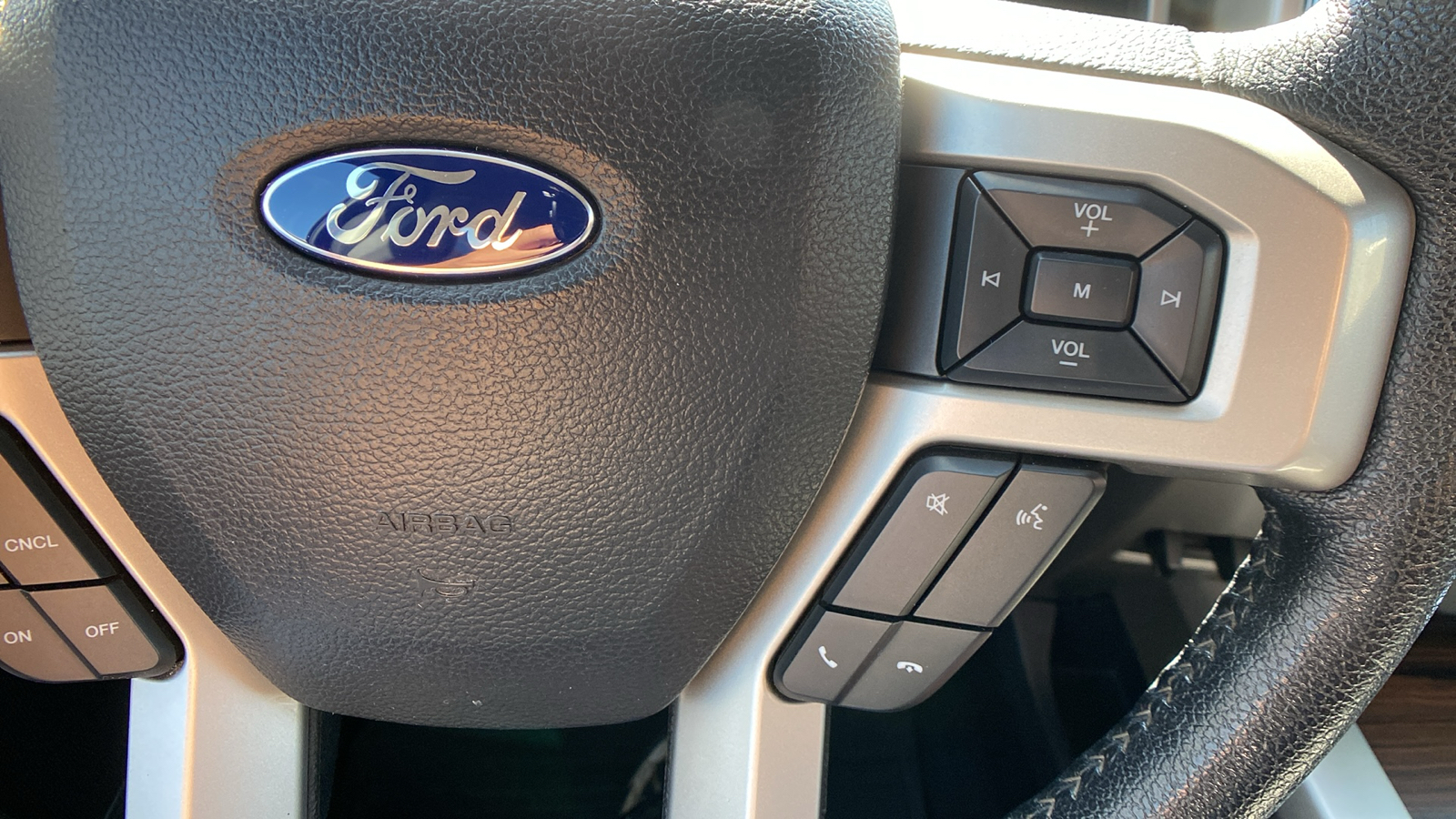 2015 Ford F-150 4WD SuperCrew 145 Lariat 23