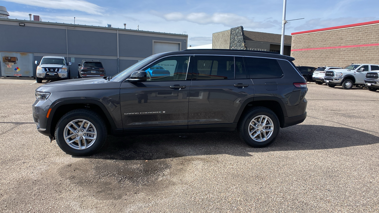 2024 Jeep Grand Cherokee L Laredo 4x4 3