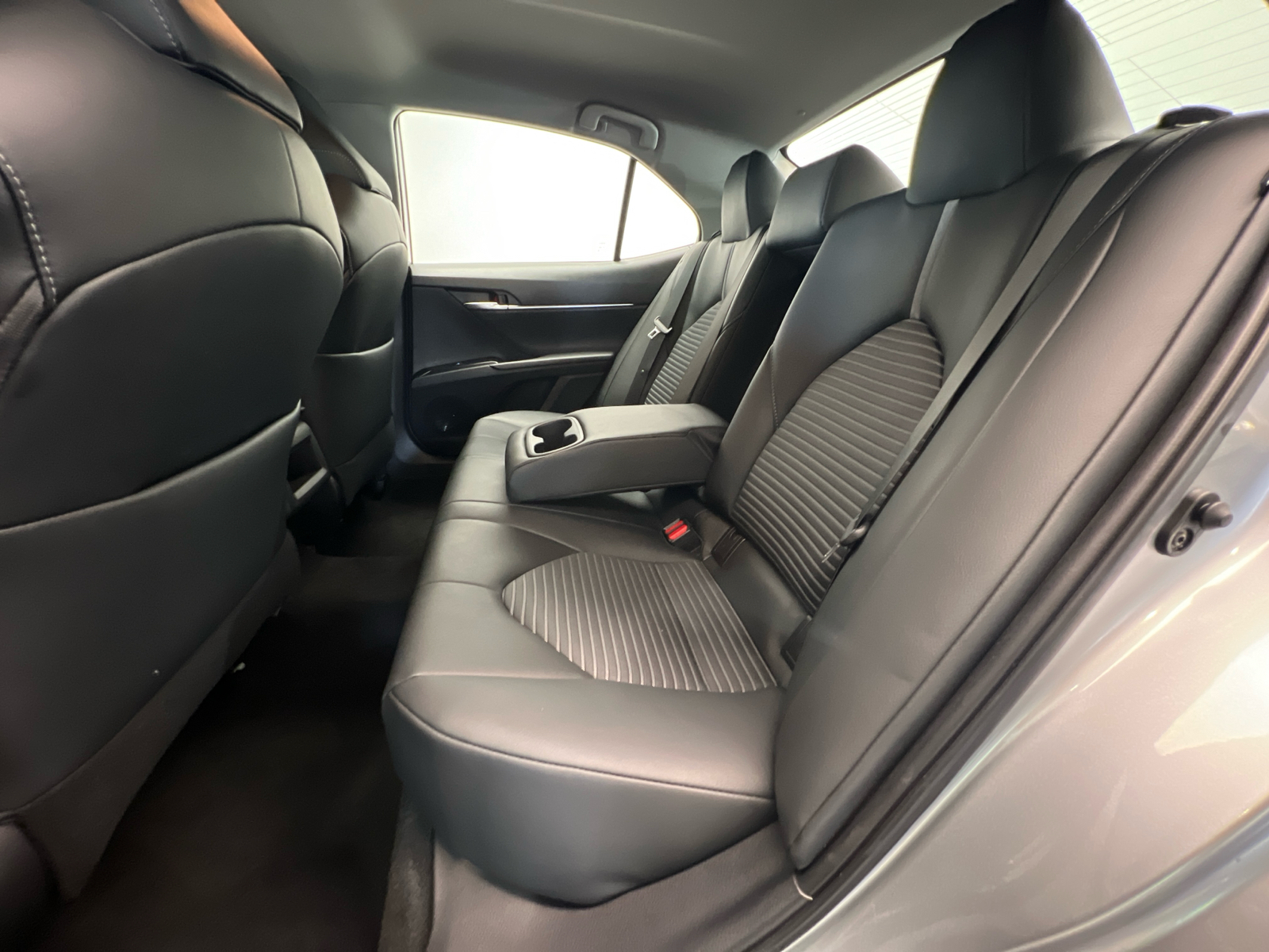 2019 Toyota Camry SE 16