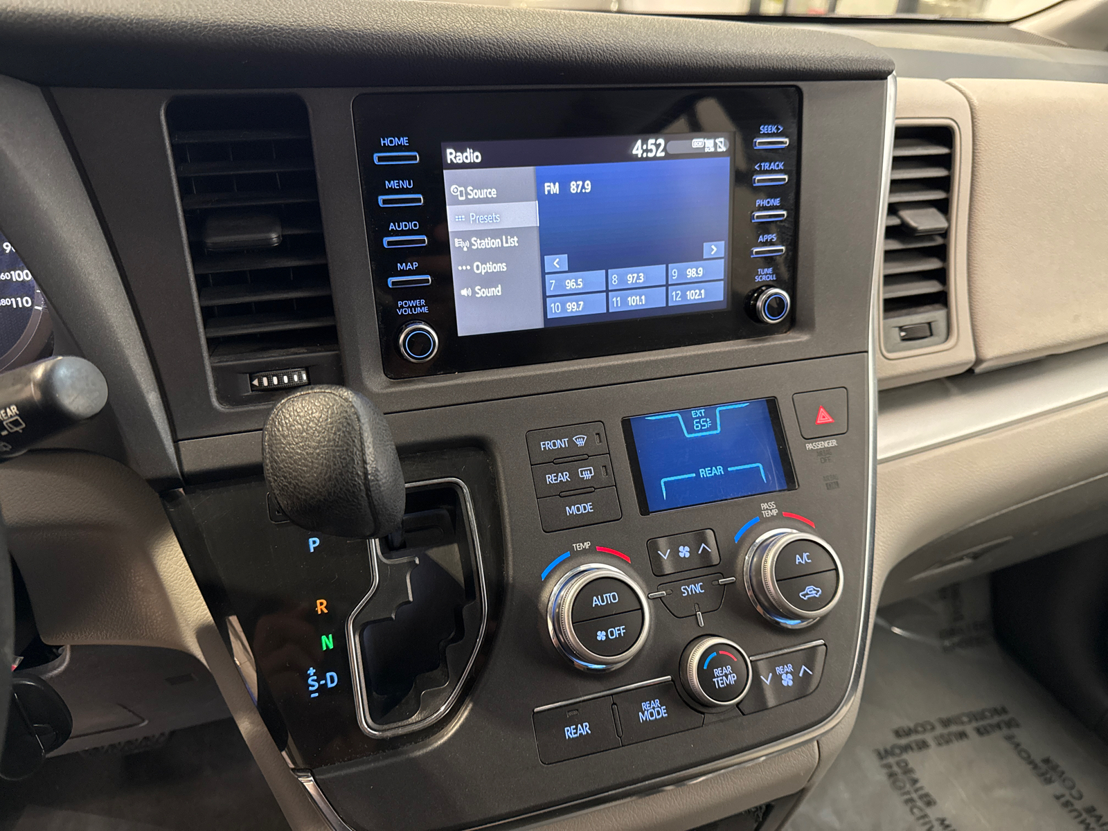 2019 Toyota Sienna L 20