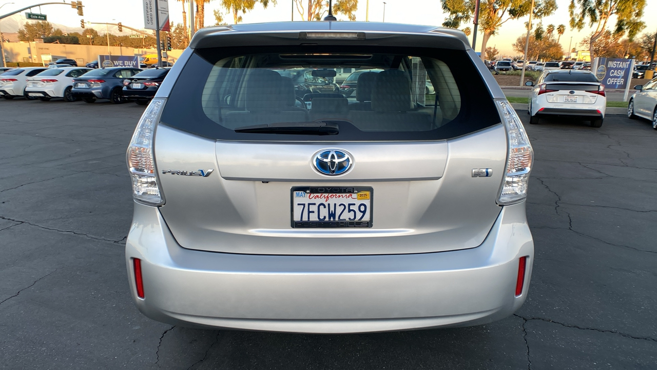 2014 Toyota Prius v Three 4