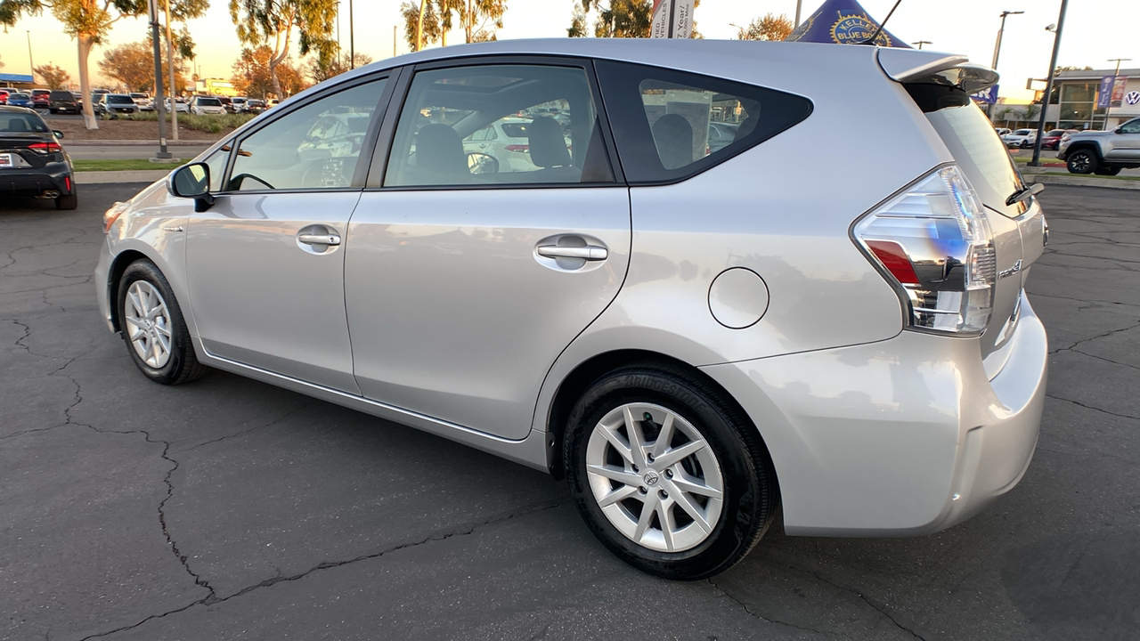 2014 Toyota Prius v Three 5