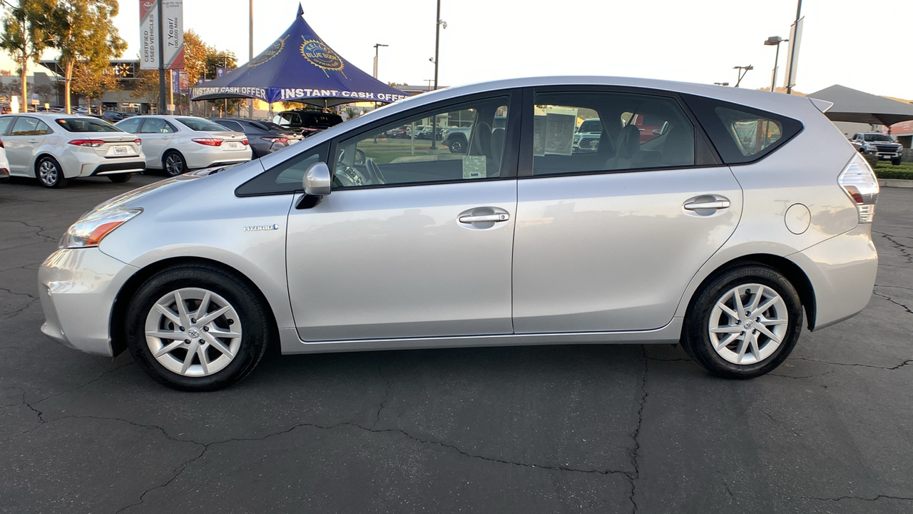 2014 Toyota Prius v Three 6