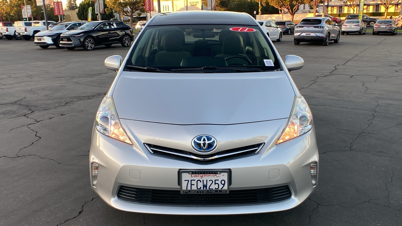 2014 Toyota Prius v Three 8