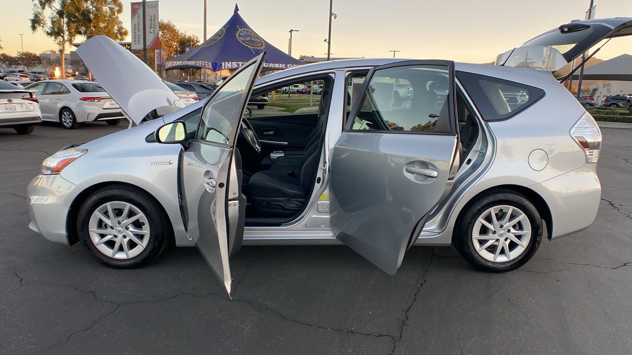 2014 Toyota Prius v Three 11